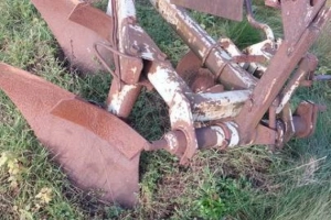 Rozrzutnik dwuosiowy, pług, kultywator, siewka, dwukółka, sortownik, parnik, siewnik, młynek