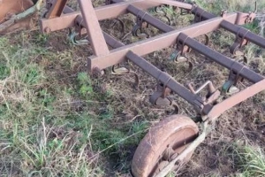 Rozrzutnik dwuosiowy, pług, kultywator, siewka, dwukółka, sortownik, parnik, siewnik, młynek