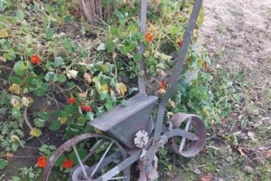 Rozrzutnik dwuosiowy, pług, kultywator, siewka, dwukółka, sortownik, parnik, siewnik, młynek