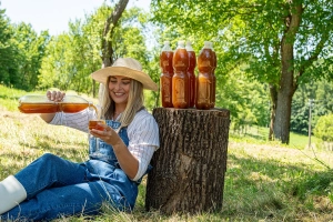 Maszyna do produkcji soków z owoców i warzyw. Rozdrabniacz i prasa do wyciskania musu.