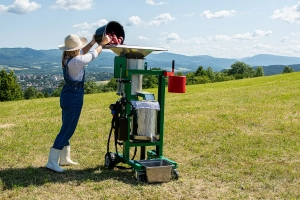 Maszyna do produkcji soków z owoców i warzyw. Rozdrabniacz i prasa do wyciskania musu.